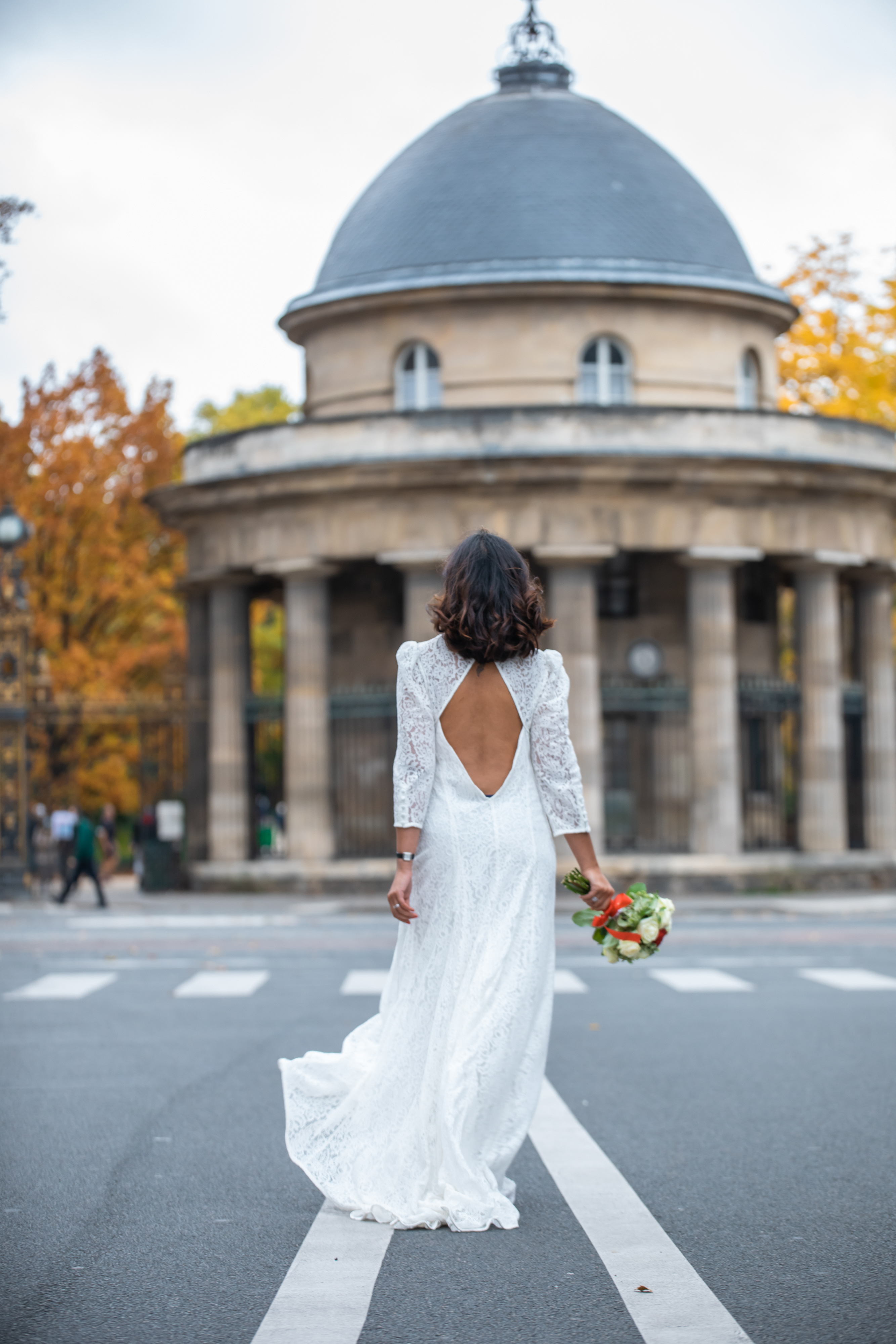 Mariée de dos rotonde Paris automne