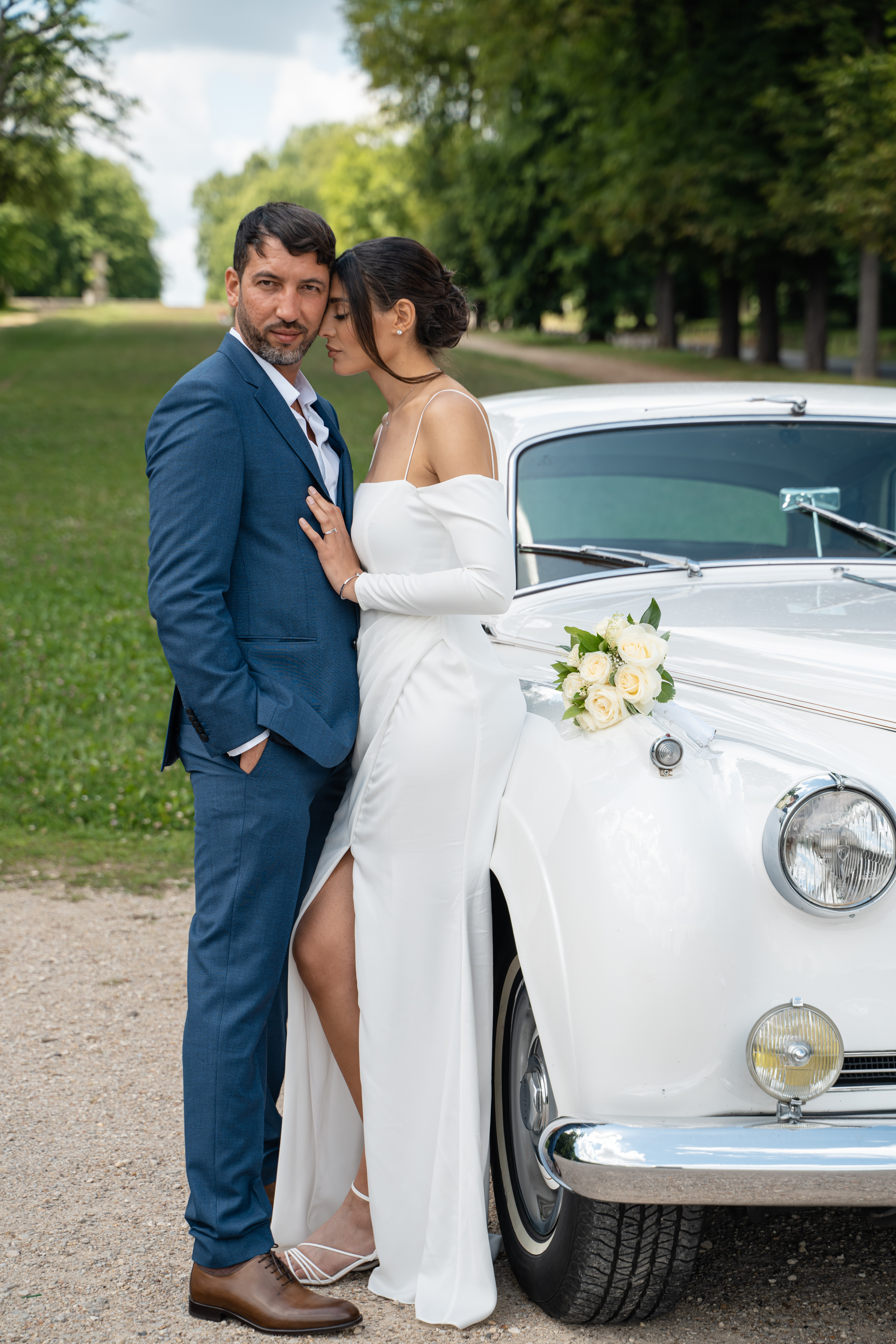 Couple voiture ancienne mariage