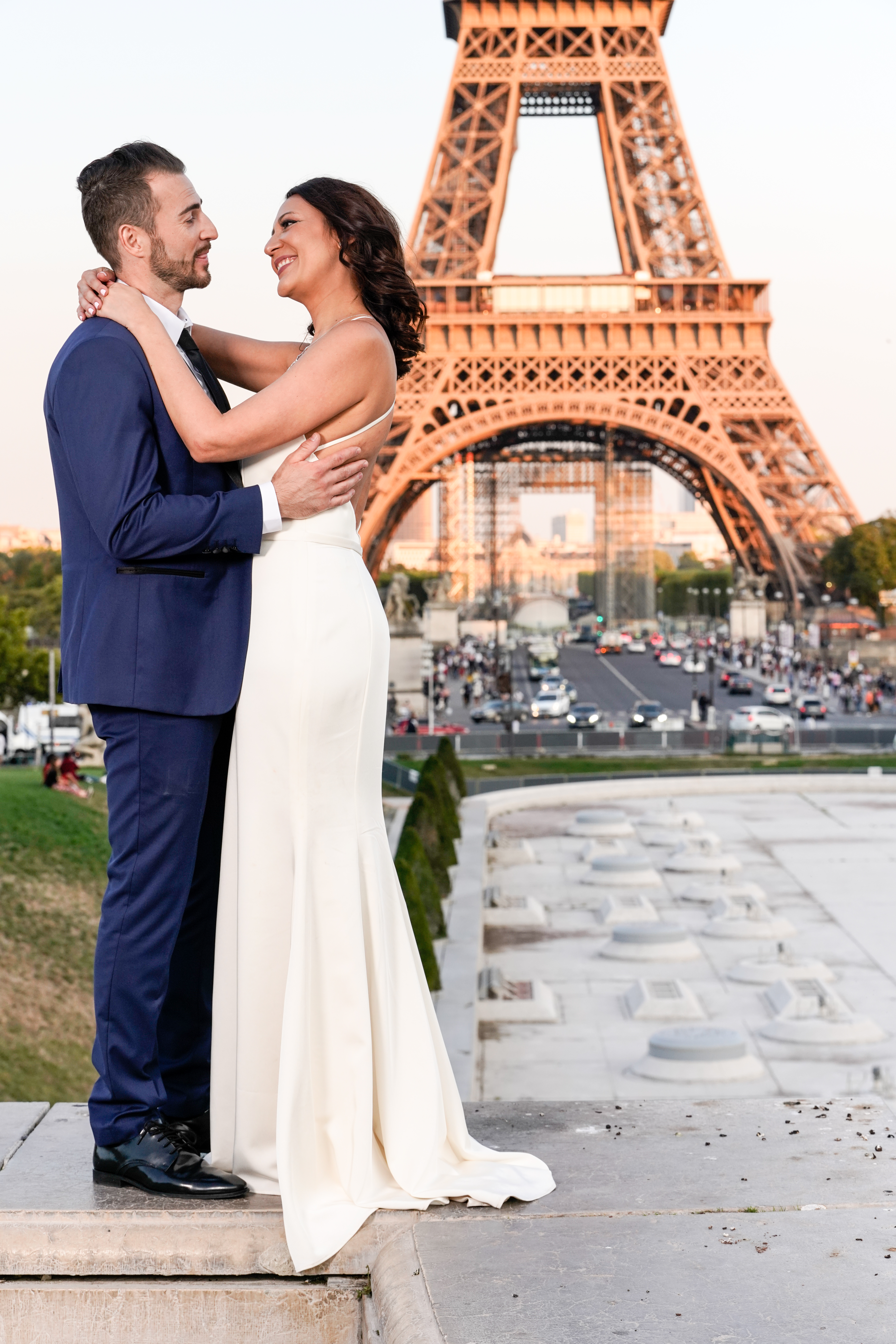 Couple Tour Eiffel coucher de soleil